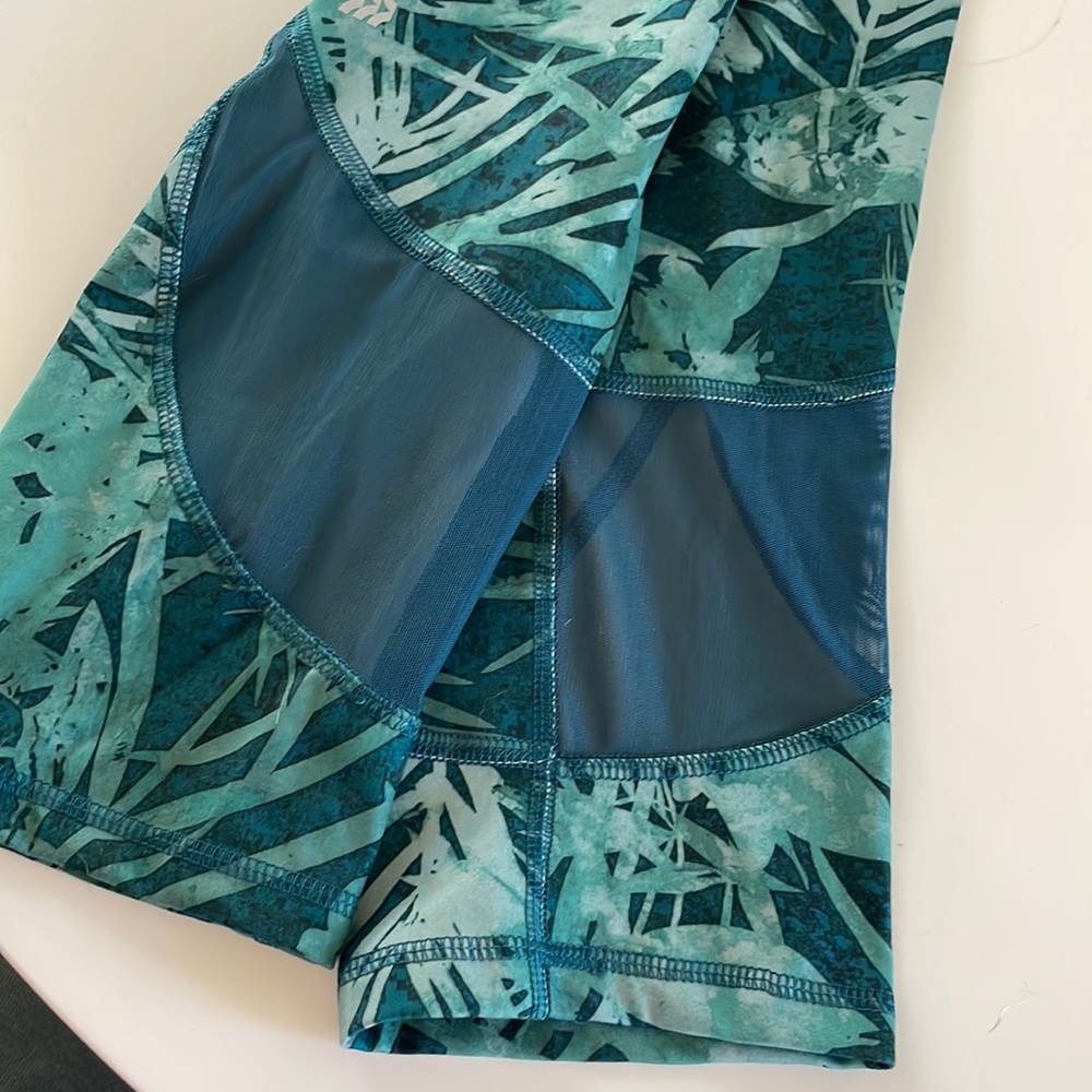 NWT All In Motion Contour Curvy High Rise Capri - Picture 5 of 5